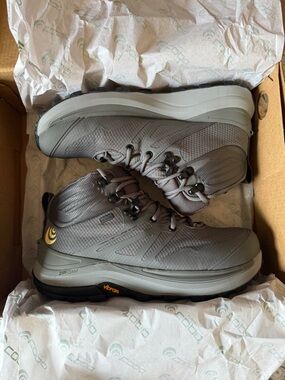 women’s size 9 topo trailventure 2 waterproof mid hiking boot